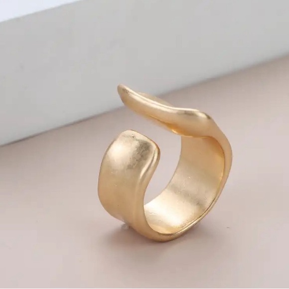 Brand new Size 7 modern ring - Picture 1 of 3